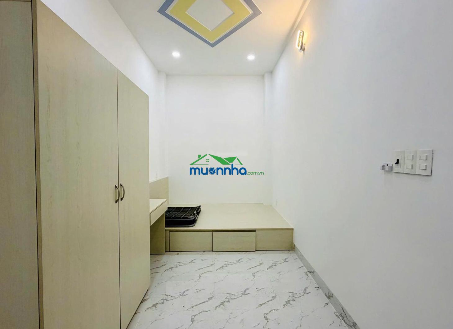 [ 4 tỷ 250] bán nhà ngay iuh, hxh 6m đường lê lợi, 70m2, 2 lầu, nhà trống có thang máy, shr
