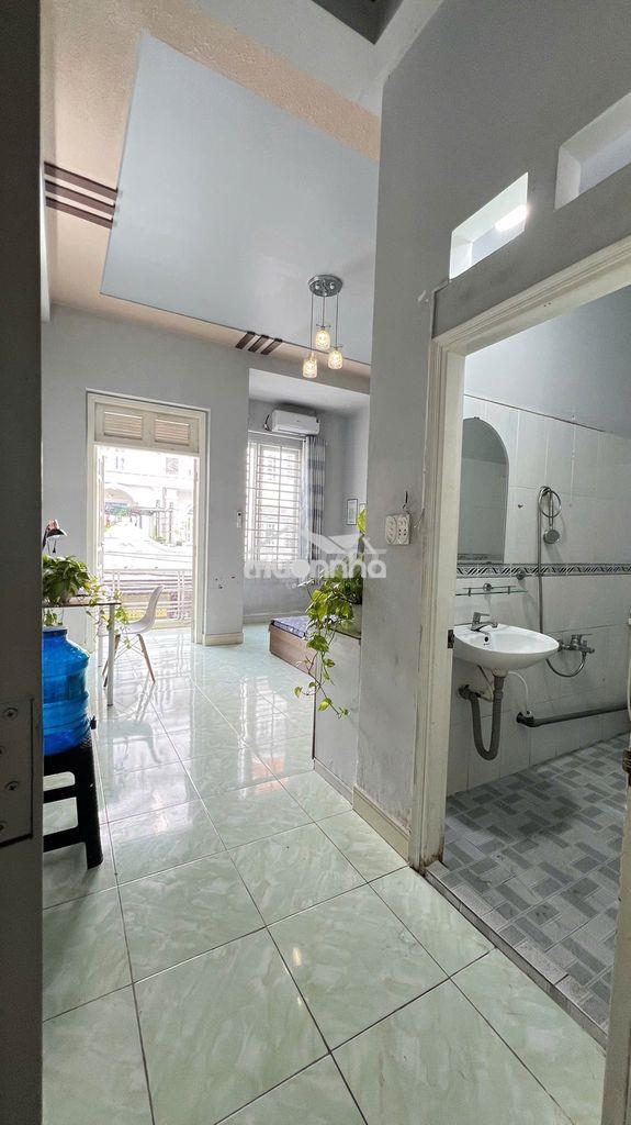 Chính chủ cho thuê phòng ban công lầu 1  thông thoáng đầy đủ nội thất