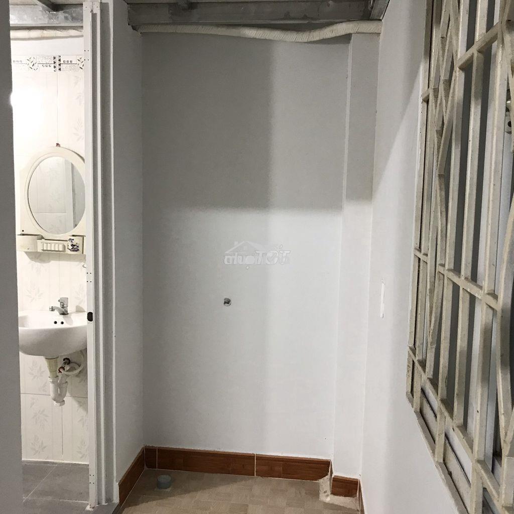 Phòng máy lạnh & quạt giá 4t (17m2)+sàn gác (8m2) có cửa sổ & wc riêng - 4
