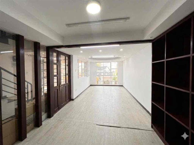Cho thuê mặt bằng sàn lửng - ngay quận 1  mặt tiền 3 mặt - rộng 30m2
