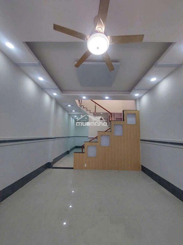 Cho thuê nhà đường phạm hùng c1 dt.4m5×16 } 1lầu 3phòng 2wc hẽm xe hơi