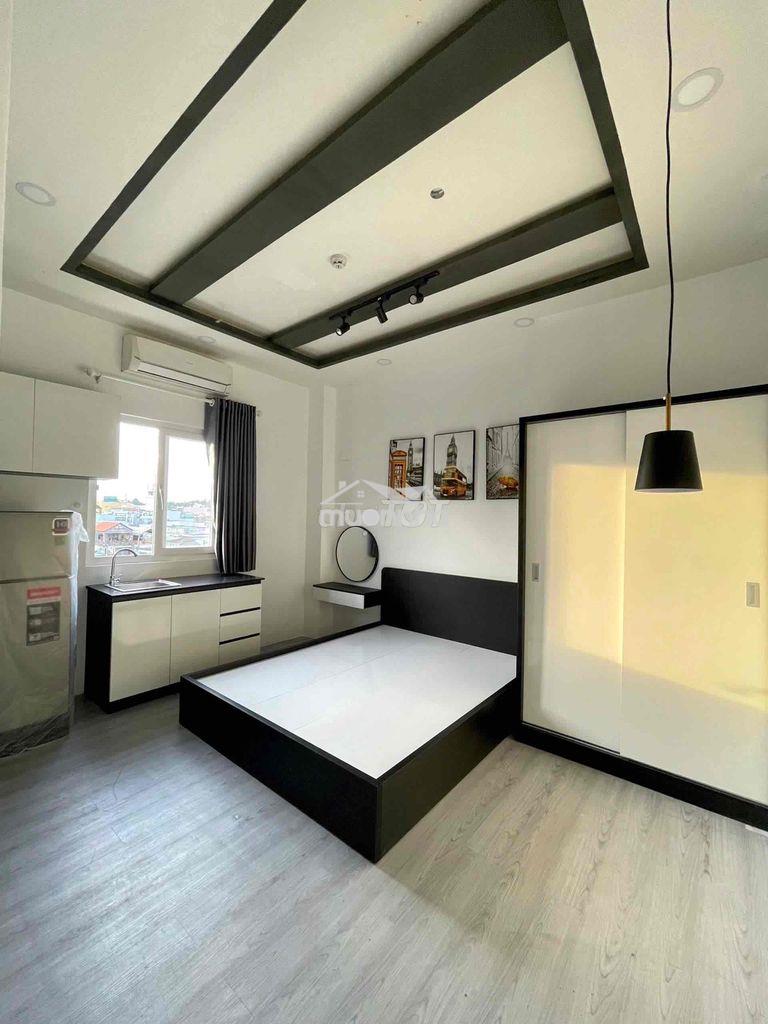 Căn hộ cửa sổ trời full nt thang máy hầm xe rộng ngay ngã tư phú nhuận