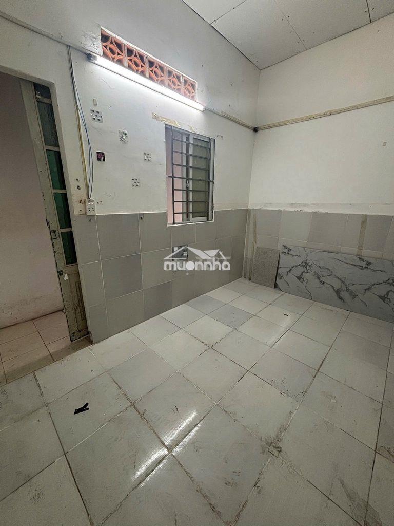 P lâu 2,cưa số vệ sinh trong phòng, chợ bà chiểu, nga tư hàng xanh - 4
