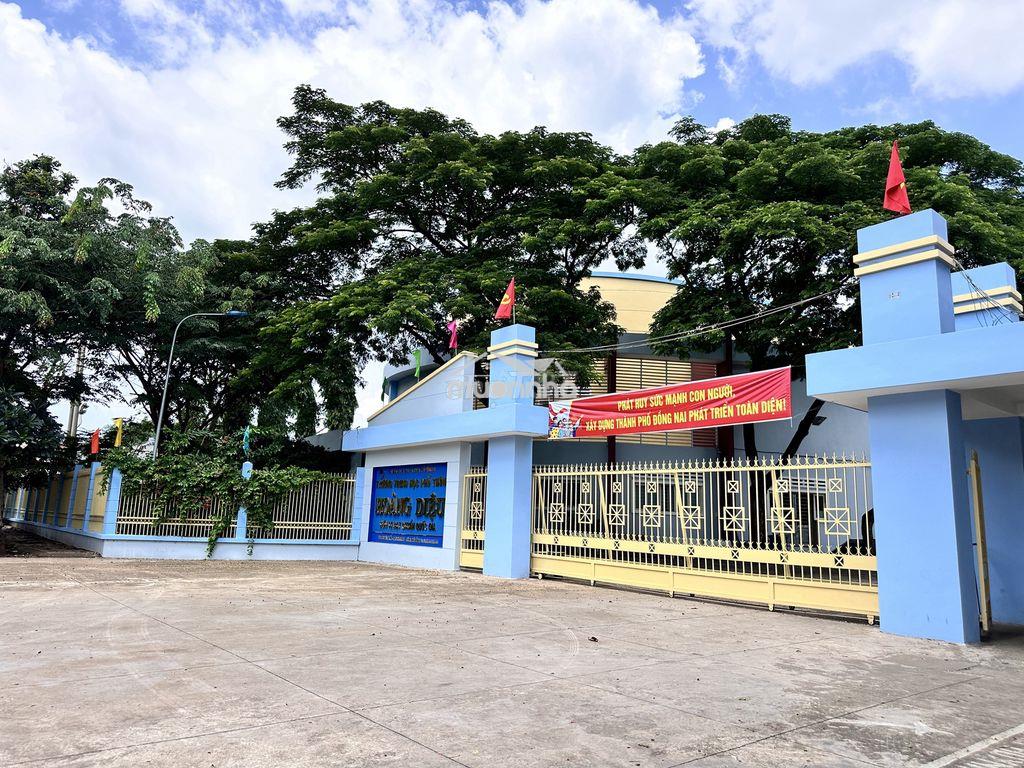 Nằm ngay đường vđ 2 tp.long khánh. gần trường lớn của p.bảo vinh - 2