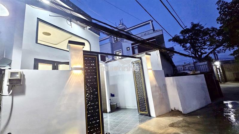 Nhà nguyễn ảnh thủ 5.4x18m xây 2 tầng 4pn, có sân trước nhà rộng rãi