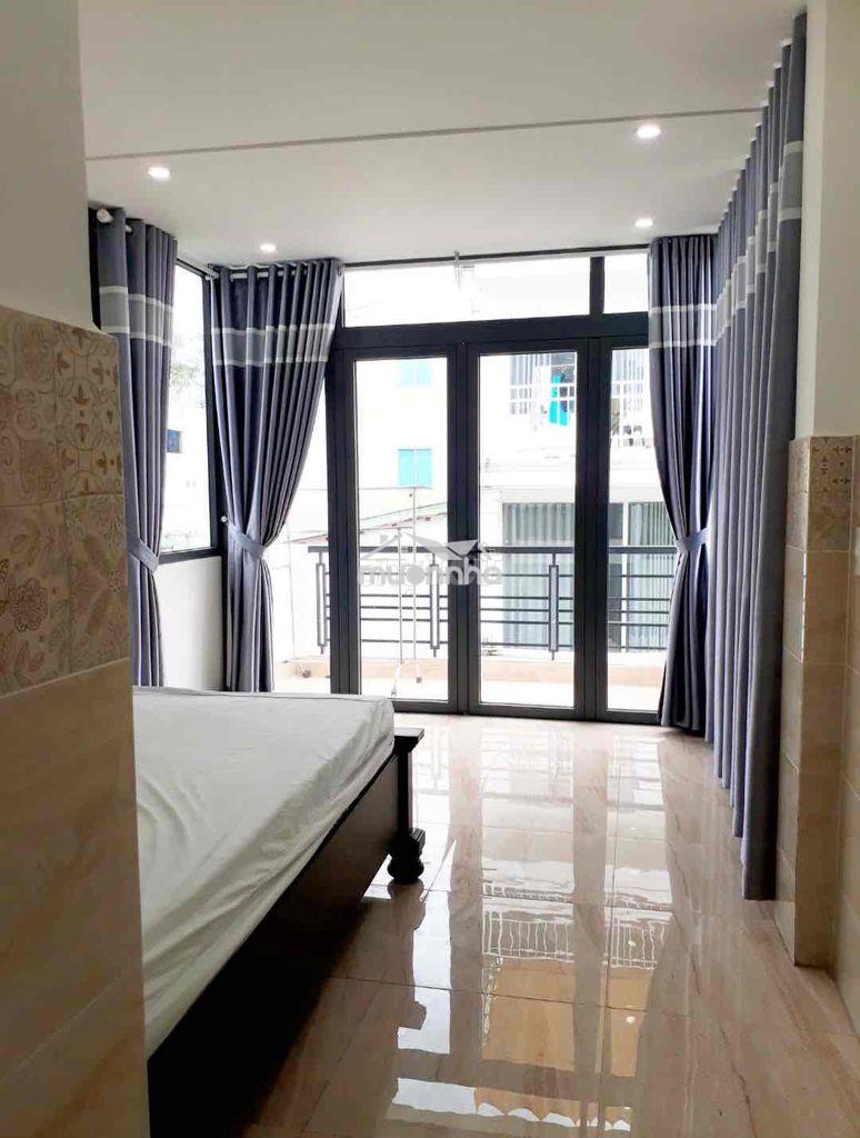 Phòng đẹp ban công quận 1 – xách vali vào ở ngay & luôn!