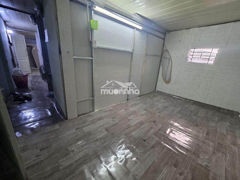 Phòng riêng biệt cho nữ hẻm ôtô cách mạng tháng 8