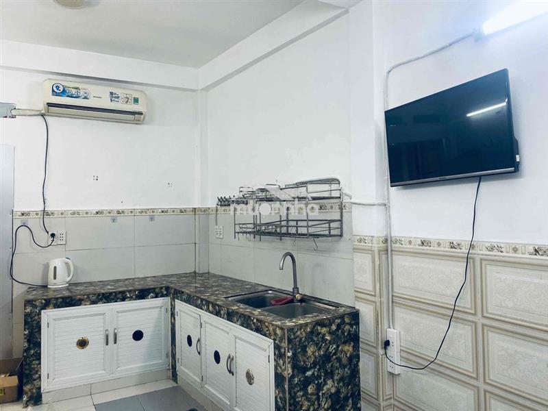 Phòng trọ đầy đủ máy lạnh, tủ lạnh, quạt, bếp….đẹp