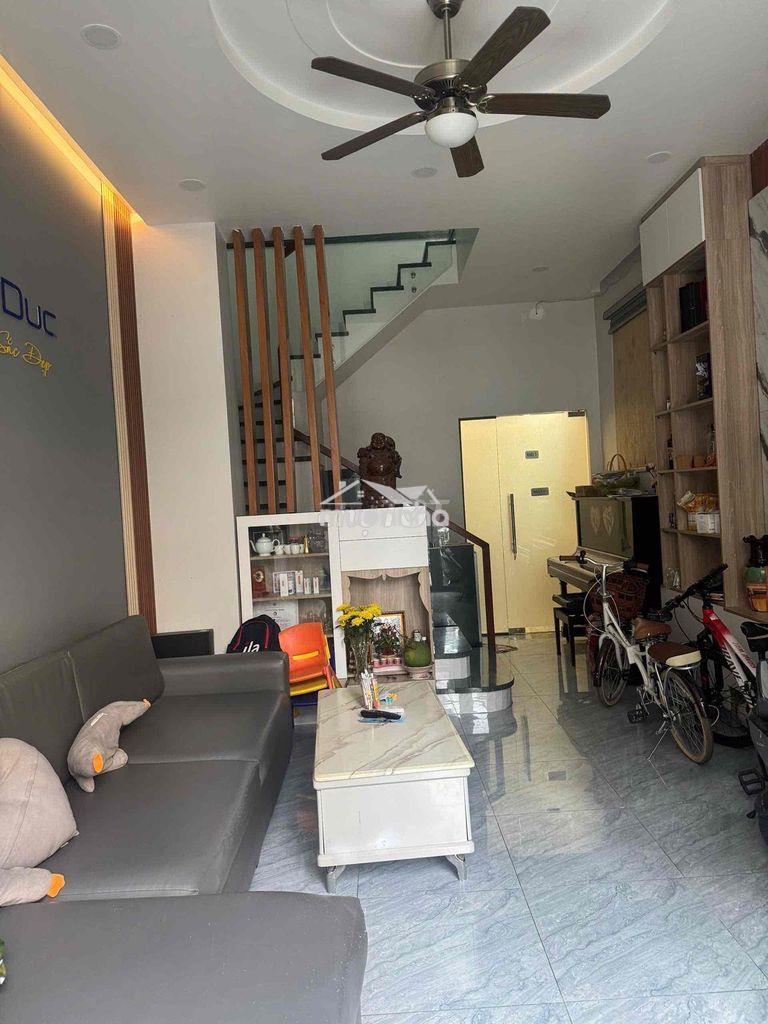 Vừa mở văn phòng cty vừa ở. 2mt hẻm 7m - 4