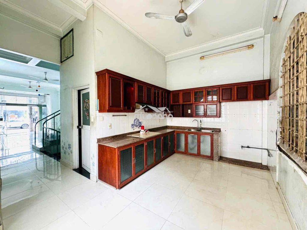 Mặt bằng yersin , gần ngã 6 , 1 hầm 1 trệt 2 lầu. có điện 3 pha - 3