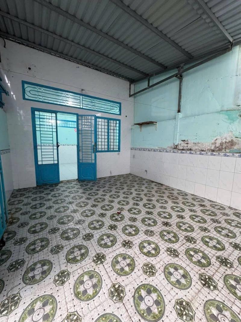 Hàng ngộp bán nhanh nhà c4 gần trung tâm hóc môn, 80m2, 970trieu, sổ sẵn