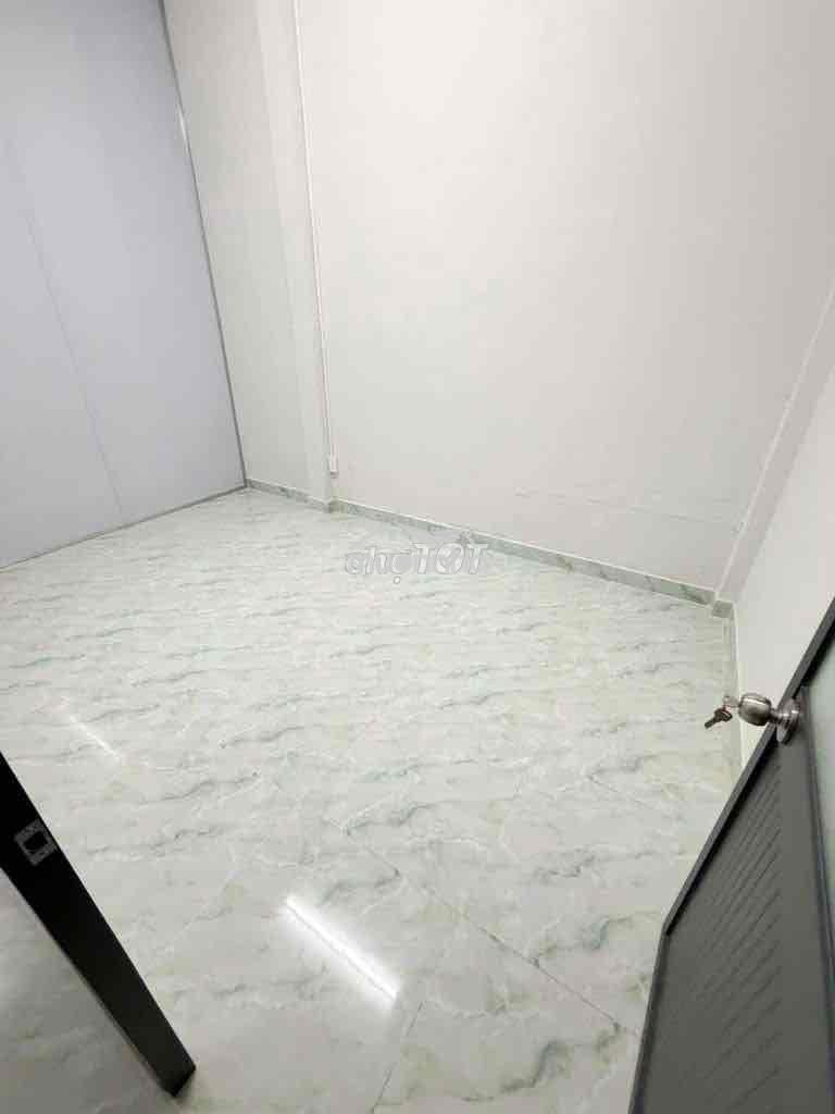 Nhà thuê hẻm kế bên nhà thờ chợ tân hương dt 4x24m cấp 4 có sân trc sâ