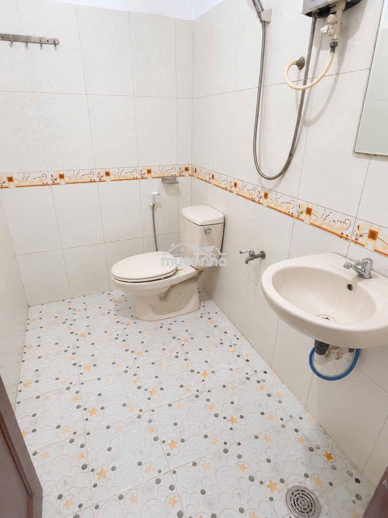 Phòng cửa sổ trời máy lạnh thang máy giá rẻ gần cv làng hoa - 4