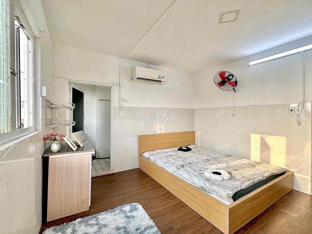 Chính chủ - cửa sổ - ban công - mới khai trương - Ảnh 2