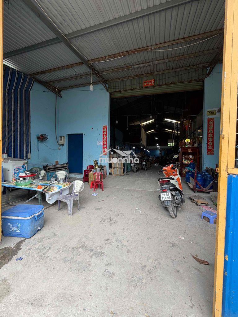 Cho thuê kho 22tr/th dt:10x35 ( có văn phòng , điện 3fa) trần  kho cao - 2