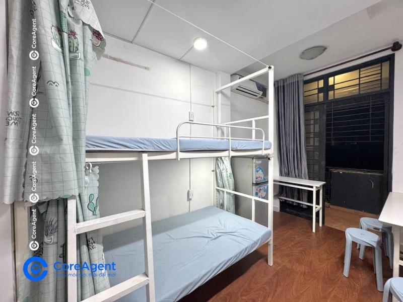 Ký túc xá sinh viên đi bộ qua trường đại học văn hiến 