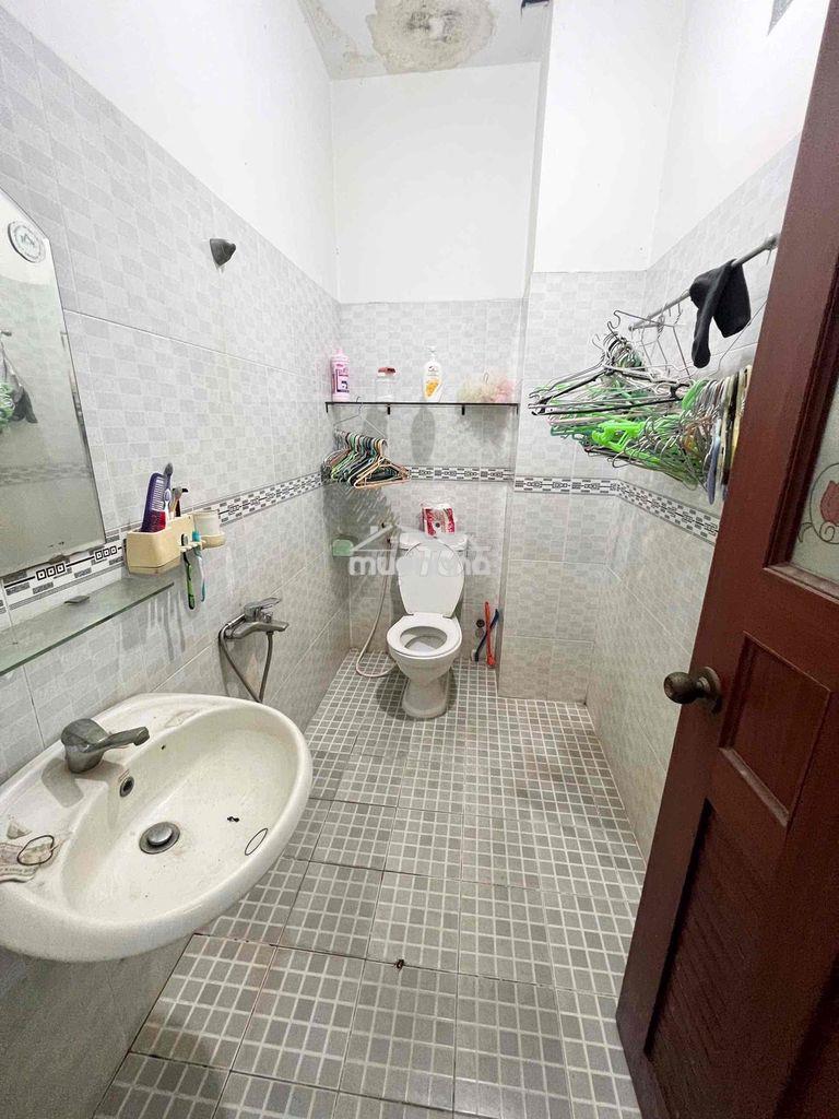 15 triệu nhà nguyên căn hẻm xe hơi vườn lài diện tích : 4x18m trệt 3 - 2