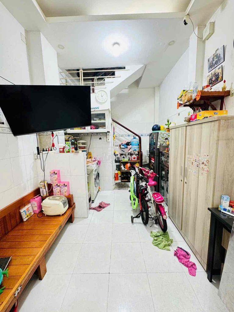 Sát mặt tiền hoà hưng, (3m x 7m), 4 tầng st (3pn, 3wc). giá 4.2 tỷ tl