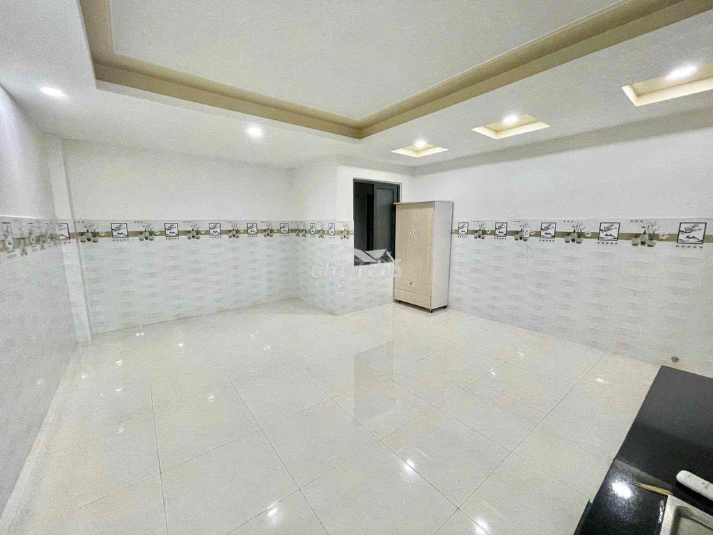 Studio siêu bự ngay ngã tư ga - Ảnh 2