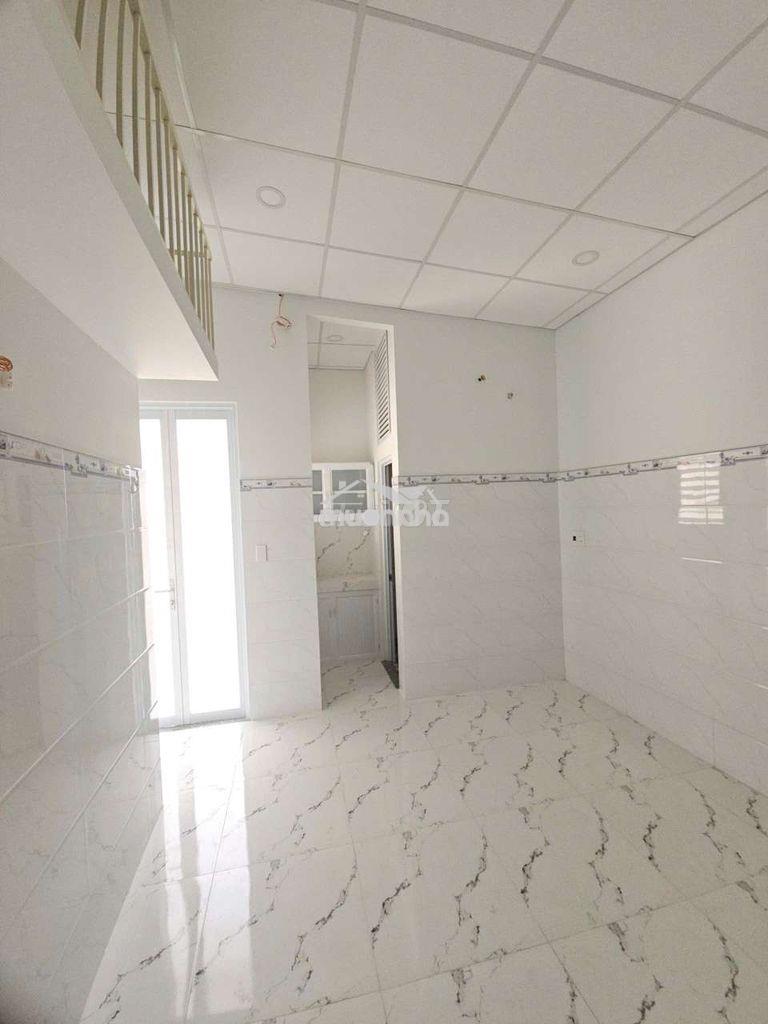 Cho thuê phòng tầng 1 có ban công, lối đi riêng, tại trung tâm quận1