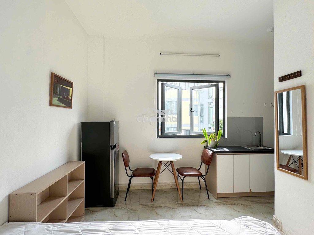 Cho thuê căn hộ cửa sổ lớn full nội thất ngay bờ kè hoàng sa quận 1 - 3