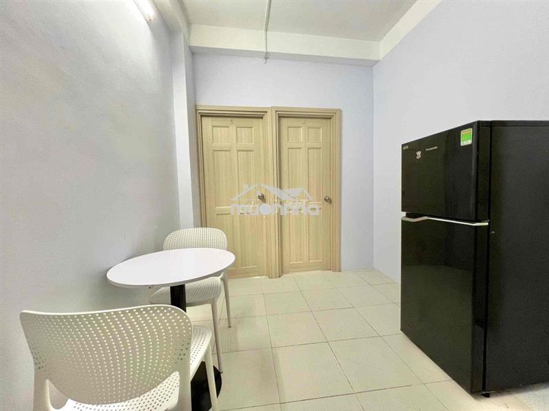 Cho thuê căn 2 phòng ngủ - 1 phòng bếp cửa sổ - có thang máy