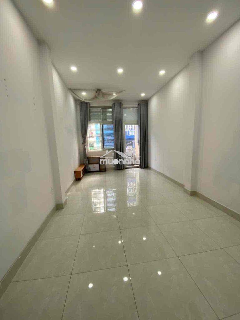 Cho thuê phòng lớn có ban công 3.8tr/ tháng