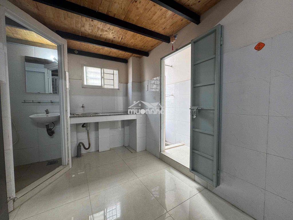 Trống 1 phòng gác cao cửa sổ trời, sẵn nội thất ngay etown cộng hoà - Ảnh 4