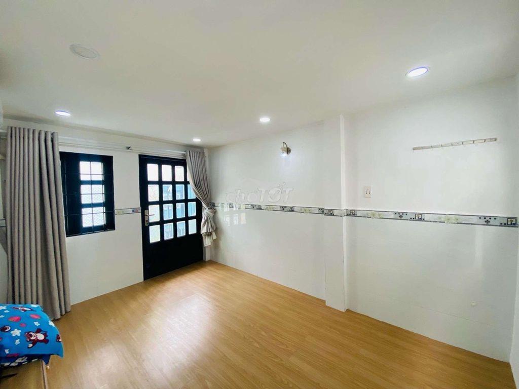 Cần người đưa ống thở - 3