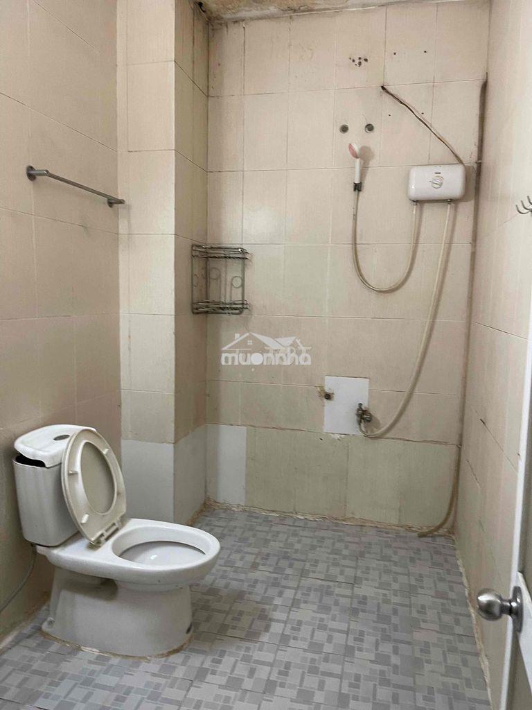 Lầu 1 có 2 phòng 1 wc  có ban công  ở gđ 4 đến 5 người - Ảnh 2