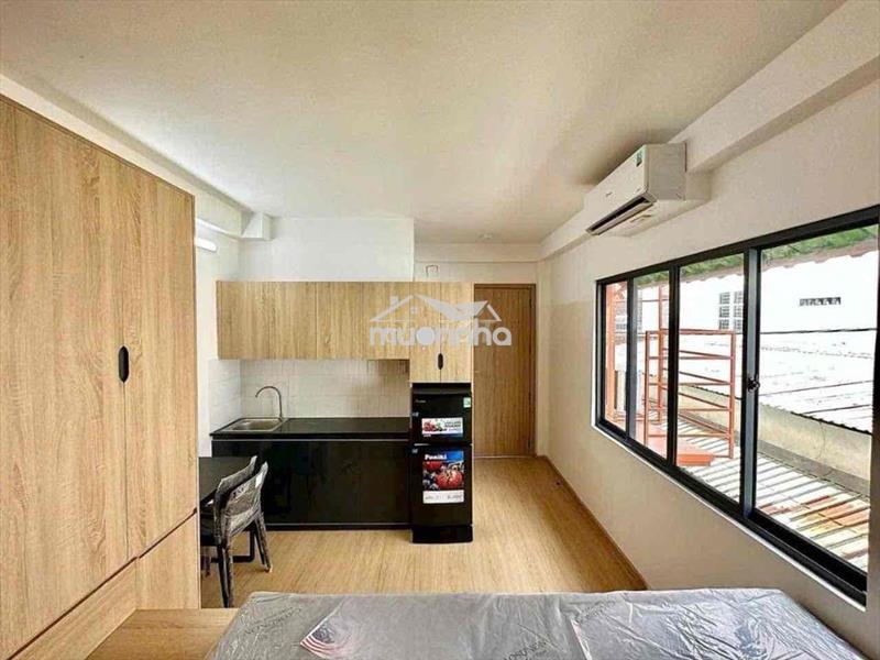 Phòng full nội thất, cửa sổ trời