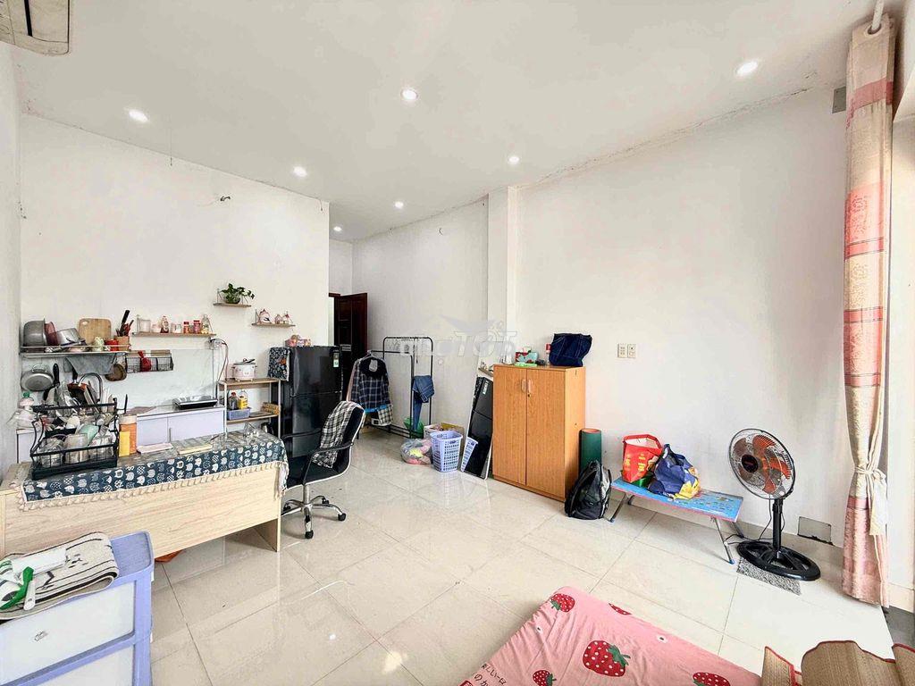 Cho thuê phòng có ban công lớn mặt tiền đường phú thuận, full nội thât - Ảnh 3