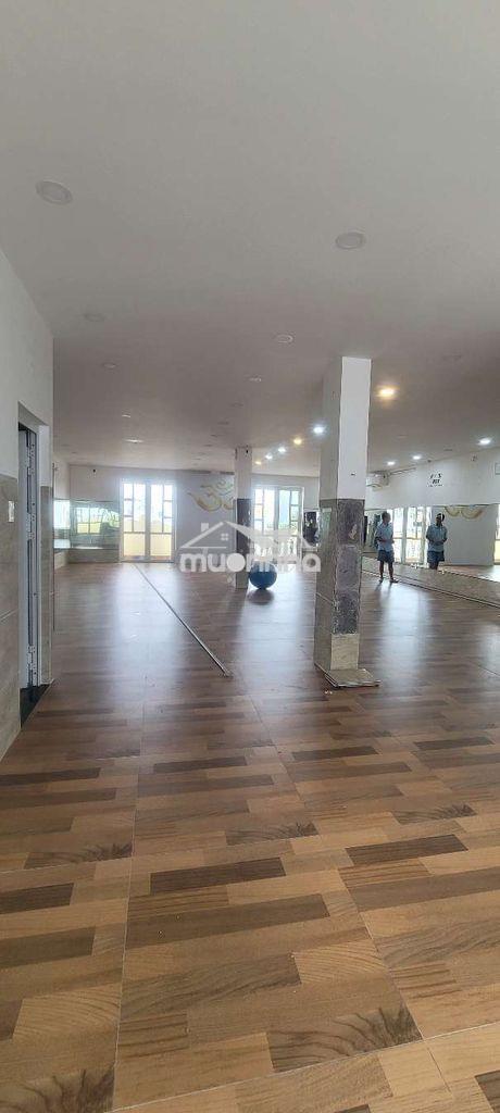 Nguyên tòa. sd. 900m2. giá 70tr. còn 3tầng 40tr . hầm thang máy. ml - 3