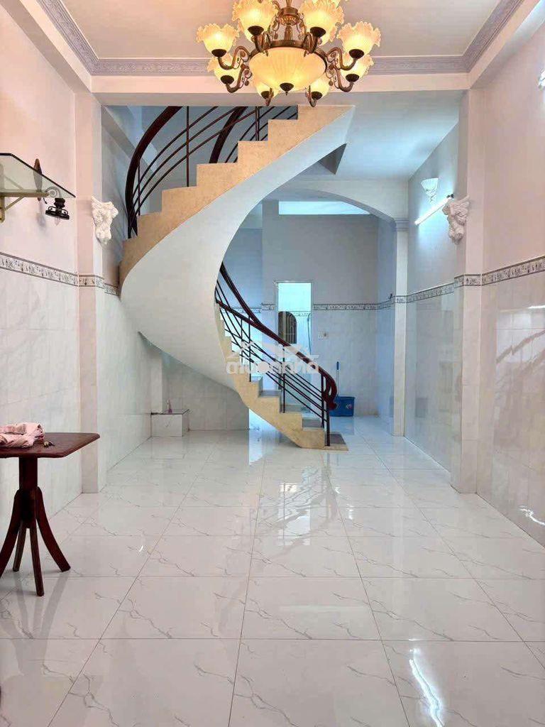 Nhà mới sạch sẽ 