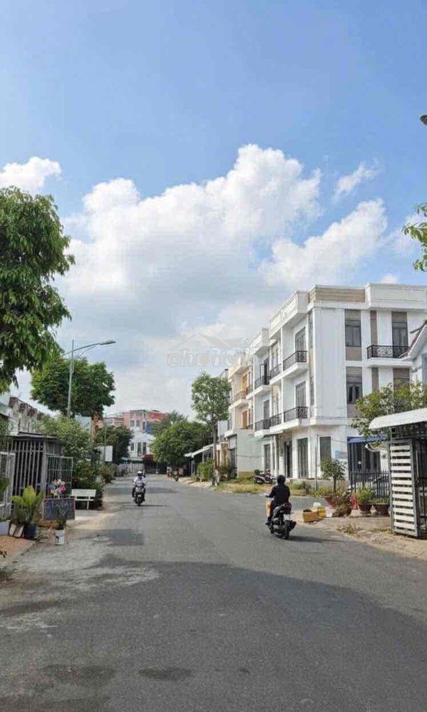 Nhà lầu rộng rãi sổ hồng giá tốt đông nam kdc hoàng quân- gần cđ fpt