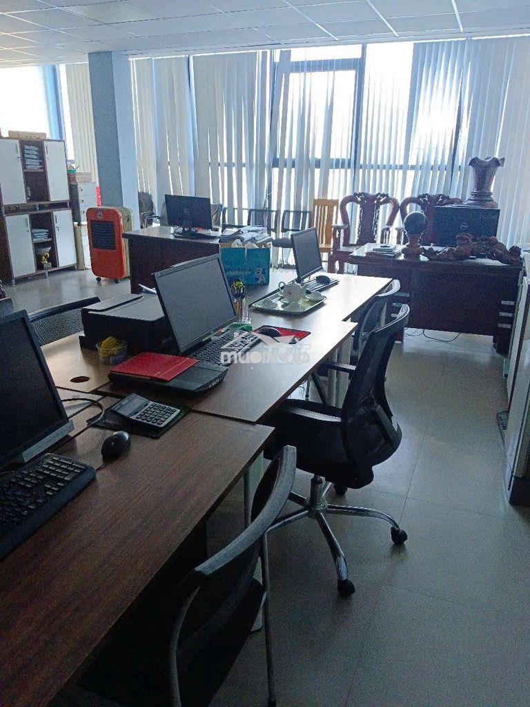 Sàn văn phòng có bàn ghế, máy lạnh, hầm xe