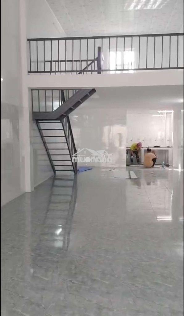 Nhà mới xây 5x20 , lửng, trống suốt - nền gạch - Ảnh 2