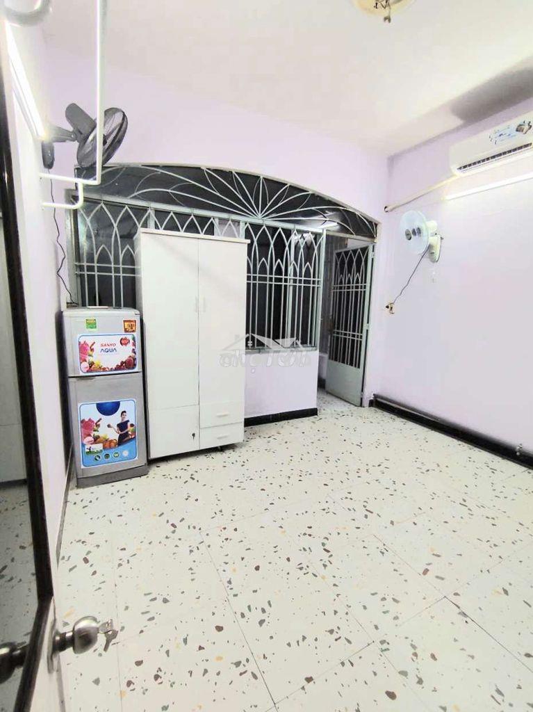 Phòng ban công, tách bếp, wc, full nt cách chợ f25 ,đh hutech 100m