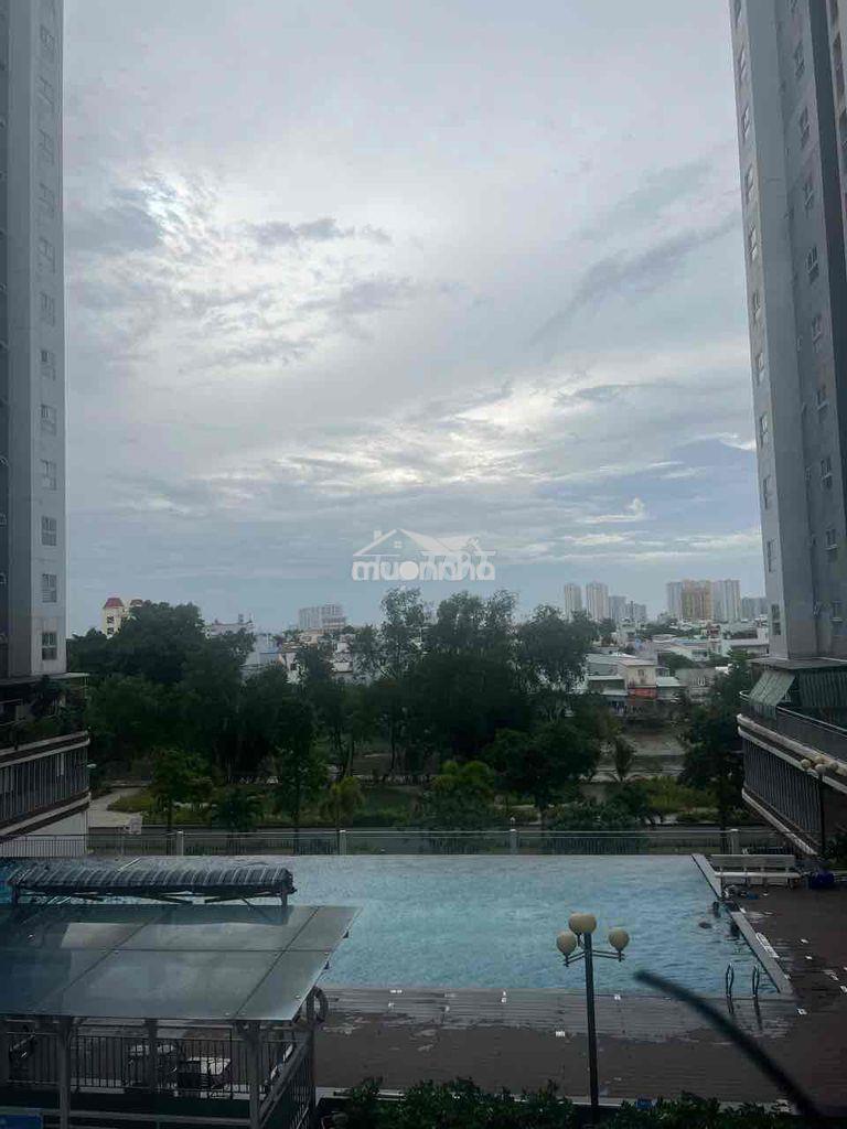 Cần bán căn hộ tầng thấp view hồ bơi, rất mát vào buổi tối