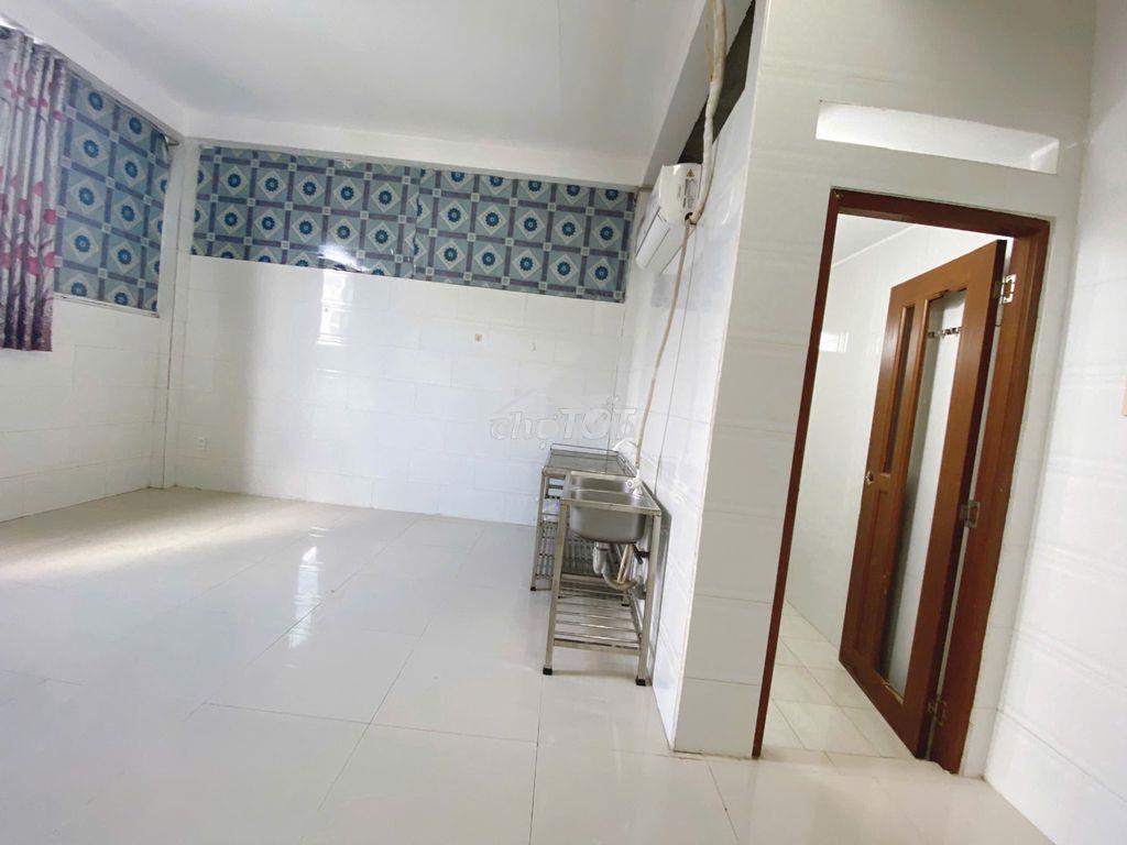 Phòng máy lạnh 30m2 nguyễn xí - 4tr5 - Ảnh 2