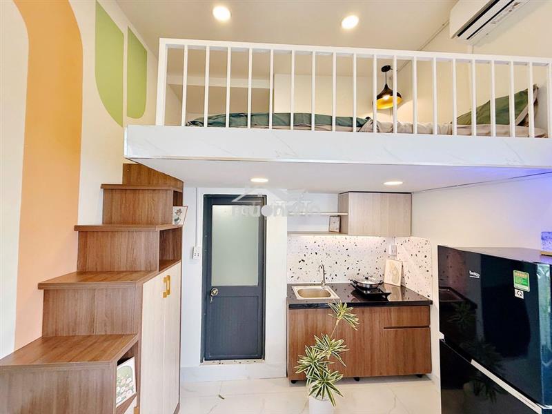 Phòng có gác nội thất đầy đủ có ban công thang máy