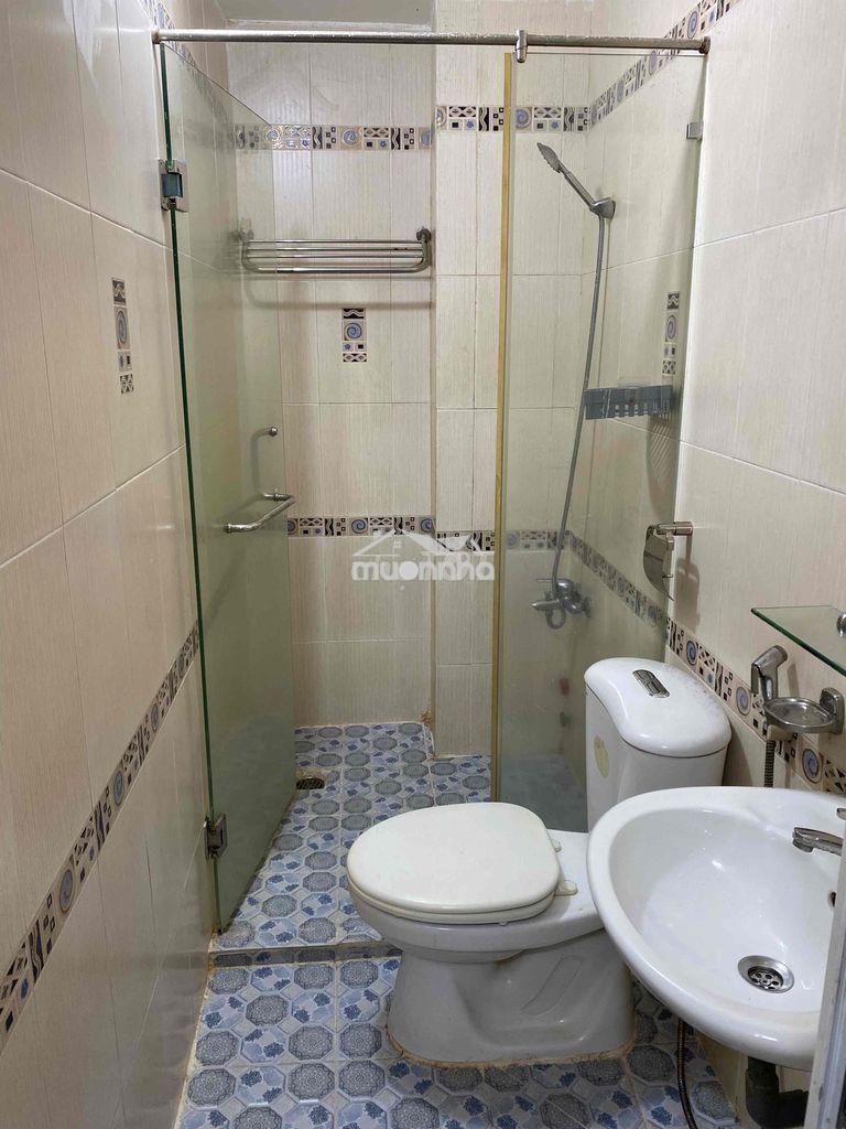 Phòng như hình,mới,cửa sổ thoáng mát,đủ tiện nghi,giờ tự do. - Ảnh 3