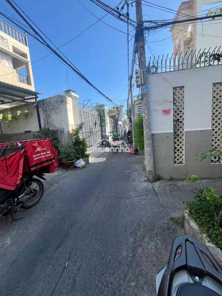 Nhà cấp 4, dt 6.5 x18m, bùi minh trực p6q8 thông ra tqb