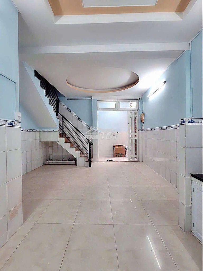Nhà 2pn 2wc gần mặt tiền, q5