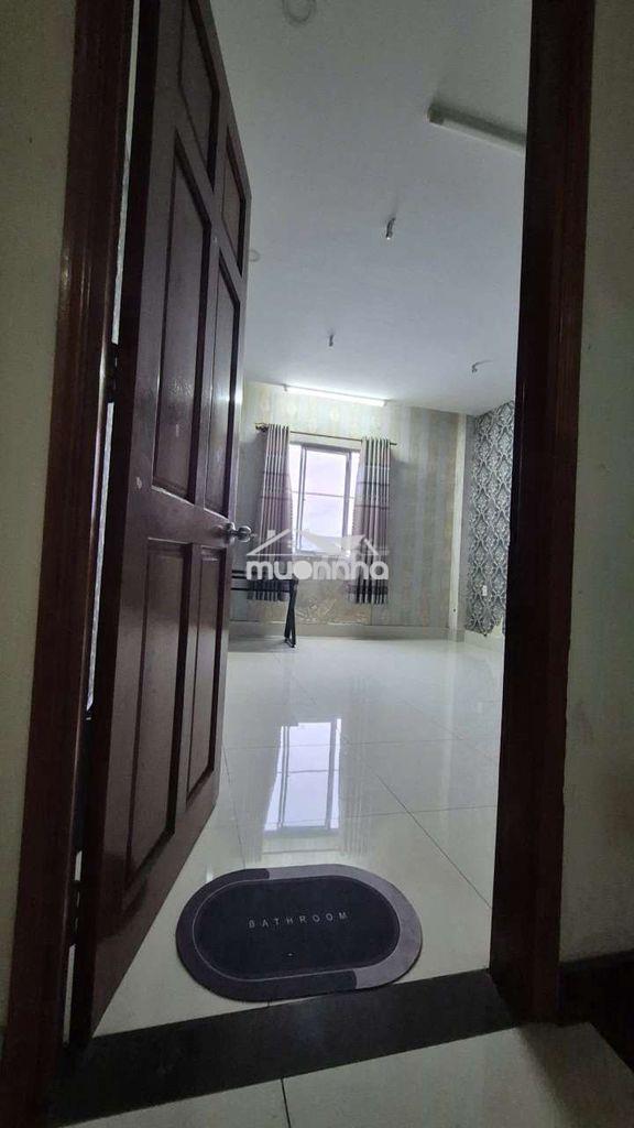 Phòng trọ máy lạnh,cửa sổ, 20m2, giờ tự do, tủ quần áo gỗ