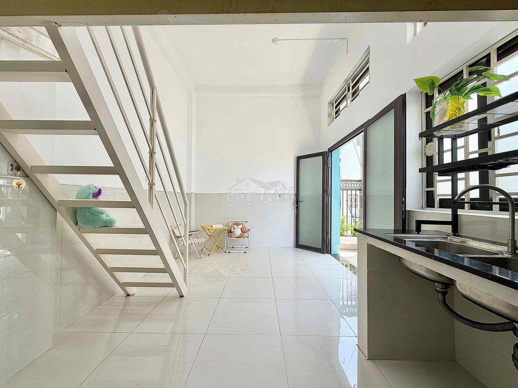 Cho thuê phòng ban công siêu rộng - gác cao đứng được ngay ngã tư xã - Ảnh 4