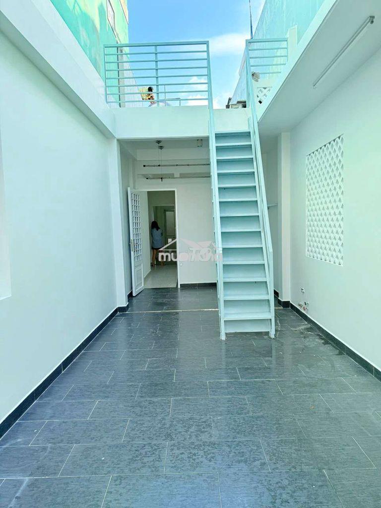 Nhà mặt tiền đường xe hơi tận cửa nhà - Ảnh 2
