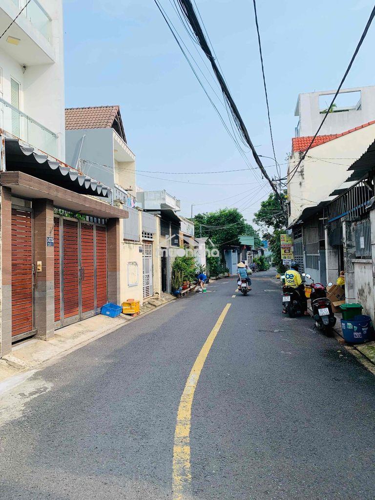 Nhà cấp 4 có lững dt sử dụng 100m2 đường xe tải ngay kế xa lộ hà nội