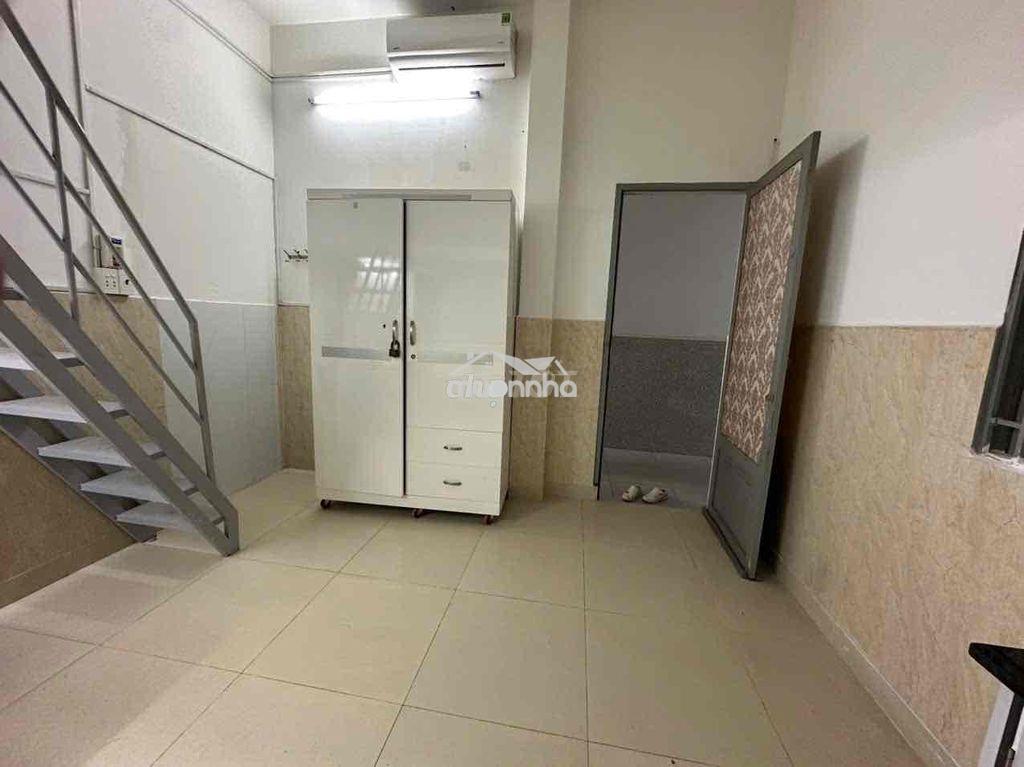 Duplex gác cao cửa sổ lớn full nội thất cạnh chợ bà chiểu - Ảnh 2
