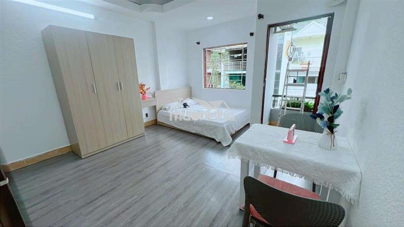 Phòng đẹp ban công mặt tiền đầy đủ nội thất ngay cầu khánh hội
